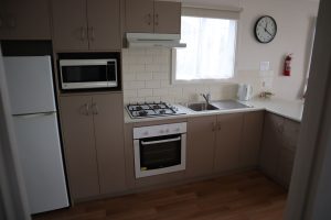 Southern Ocean Tourist Park - Villa 4 6