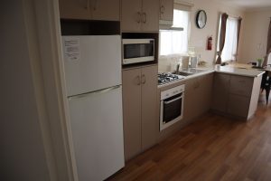 Southern Ocean Tourist Park - Villa 4 6